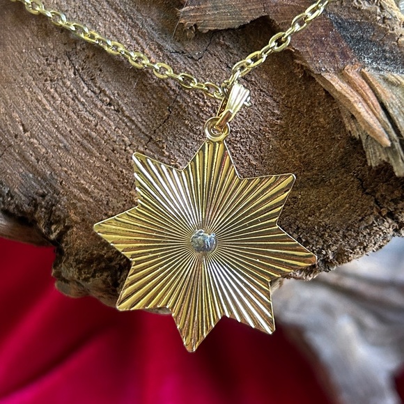 🍓GOLD PLATED VINTAGE MAY BIRTHSTONE NECKLACE RELIGIOUS EMERALD CROSS NECKLACE - Picture 3 of 4